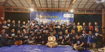 Alumni Pondok Modern Darussalam Gontor angkatan 2004 berfoto bersama dalam acara reuni di wisata Guci, Kabupaten Tegal, Jawa Tengah. (Lingkarjateng.id)