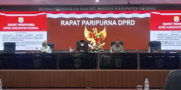 Bupati Kendal Dyah Kartika Permanasari (kiri) mengikuti Rapat Paripurna DPRD Kendal, Rabu, 24 Desember 2025. (Anik Kustiani/Lingkarjateng.id)