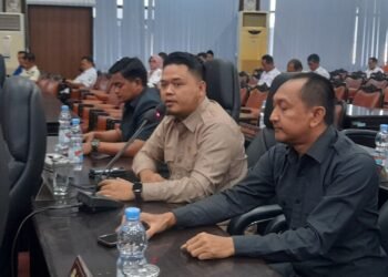 DPRD Kendal Minta Persoalan Ceceran Material Galian C di Kaliwungu Segera Ditangani 30 Anggota DPRD Kendal dari Fraksi Gerindra, Rizky Aritonang, saat interupsi dalam rapat paripurna, Rabu, 24 Desember 2025. (Anik Kustiani/Lingkarjateng.id)