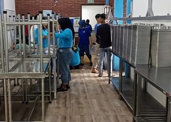 Dana Pusat Macet, SPPG Dukuh Salatiga Hentikan Distribusi MBG ke 3.386 Siswa 38 Sejumlah petugas SPPG Dukuh, Kecamatan Sidomukti, Kota Salatiga, terlihat membersihkan lingkungan dapur, Senin, 15 Desember 2025. (Angga Rosa/Lingkarjateng.id)
