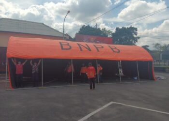 Sejumlah personil Polres Salatiga dan BPBD saat mendirikan posko tanggap bencana di Mapolres, Minggu, 30 November 2025. (Dok.Humas Polres Salatiga/Lingkarjateng.id)