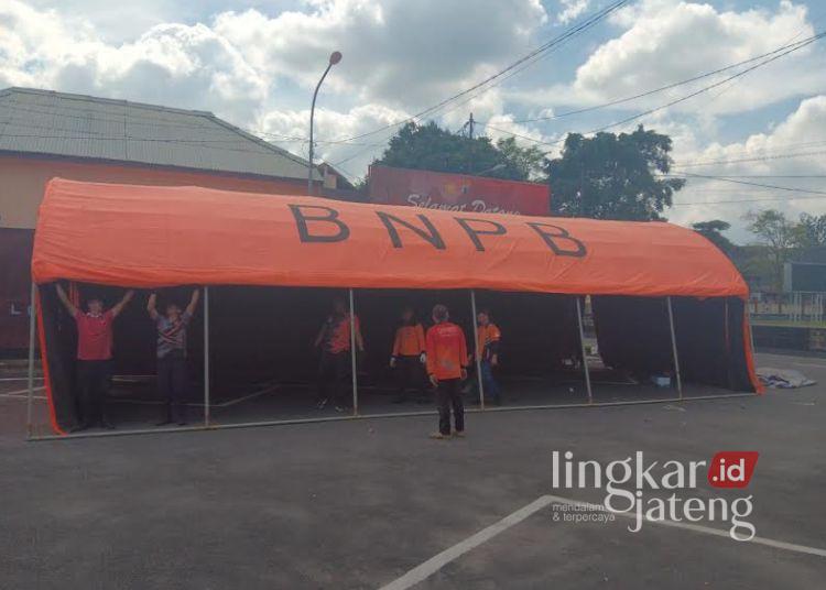 Salatiga Resmi Operasikan Posko Tanggap Bencana 24 Jam 25 Sejumlah personil Polres Salatiga dan BPBD saat mendirikan posko tanggap bencana di Mapolres, Minggu, 30 November 2025. (Dok.Humas Polres Salatiga/Lingkarjateng.id)