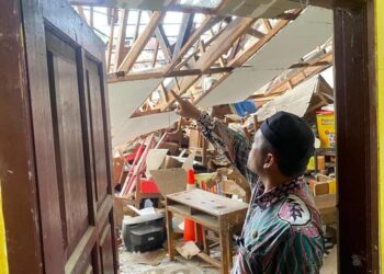 Sebuah bangunan gudang di kompleks SDN Proyonanggan 3, Kecamatan/Kabupaten Batang, ambruk usai diterpa hujan deras disertai angin, Kamis, 4 Desember 2025. (Humas Pemkab Batang/Lingkarjateng.id)