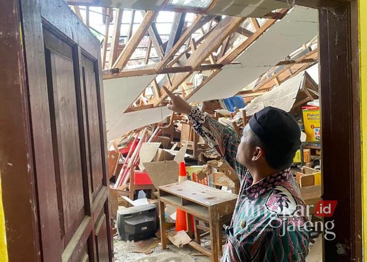 Diterpa Hujan dan Angin Kencang, Bangunan di SDN Proyonanggan 3 Batang Ambruk 25 Sebuah bangunan gudang di kompleks SDN Proyonanggan 3, Kecamatan/Kabupaten Batang, ambruk usai diterpa hujan deras disertai angin, Kamis, 4 Desember 2025. (Humas Pemkab Batang/Lingkarjateng.id)