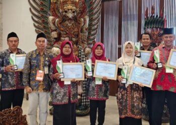 Disdikpora bersama perwakilan sejumlah sekolah penerima penghargaan Sekolah Adiwiyata Nasional di Gedung Sasono Utomo, Taman Mini Indonesia Indah (TMII), Jakarta, Kamis, 11 Desember 2025. (Humas Pemkab Rembang/Lingkarjateng.id)