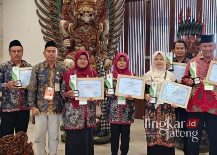 7 Sekolah di Rembang Terima Penghargaan Adiwiyata Nasional, Mana Saja? 25 Disdikpora bersama perwakilan sejumlah sekolah penerima penghargaan Sekolah Adiwiyata Nasional di Gedung Sasono Utomo, Taman Mini Indonesia Indah (TMII), Jakarta, Kamis, 11 Desember 2025. (Humas Pemkab Rembang/Lingkarjateng.id)