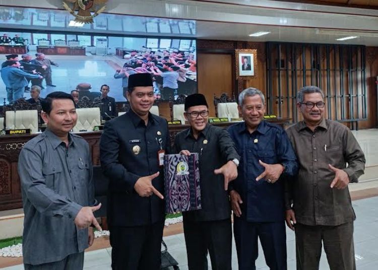 Sektor Pendapatan APBD Jepara 2026 Dikurangi Hingga Rp177 Miliar 25 Bupati Jepara Witiarso Utomo (kedua kiri) bersama jajaran pimpinan DPRD Jepara dakam rapat paripurna di Aula Rapat Paripurna DPRD Jepara pada Kamis, 27 November 2025. (Dokumentasi untuk Lingkarjateng.id)