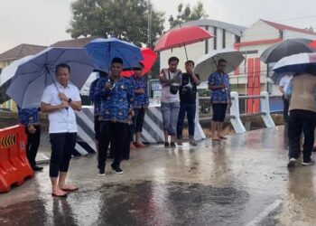 Bupati Kudus Sam’ani Intakoris (kiri) secara simbolis meresmikan Jembatan Kesambi, Desa Kesambi, Kecamatan Mejobo, Kabupaten Kudus pada Rabu, 17 Desember 2025 sore. (Fahtur Rohman/Lingkarjateng.id)