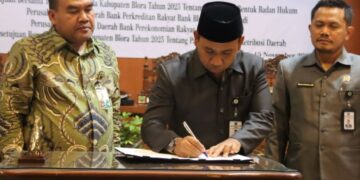 Penandatanganan persetujuan bersama terkait perubahan status Perumda menjadi Perseroda pada BPR Bank Blora Artha dalam rapat paripurna di Gedung DPRD Blora, Sabtu, 15 November 2025. (Humas Pemkab Blora/Lingkarjateng.id)