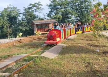Wahana kereta mini di Sitiluhur Park Desa Sitiluhur, Kecamatan Gembong, Kabupaten Pati, Selasa, 23 Desember 2025. (Lingkarnews Network)