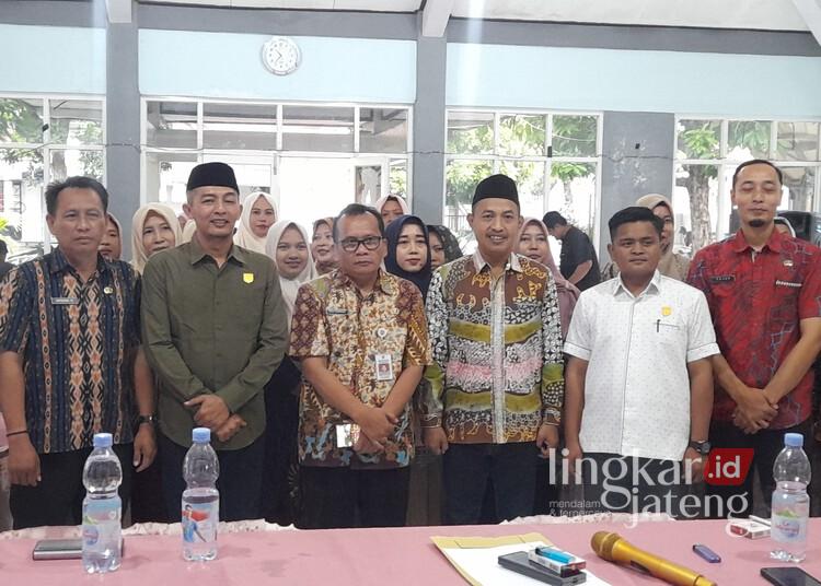 Pemkab Kendal Ajak Fatayat NU Kampanyekan Gemar Makan Ikan 25 Kegiatan peningkatan pelayanan pengelolaan TPI di Aula Kecamatan Patebon, Kabupaten Kendal, pada Kamis, 4 Desember 2025. (Anik Kustiani/Lingkarjateng.id)