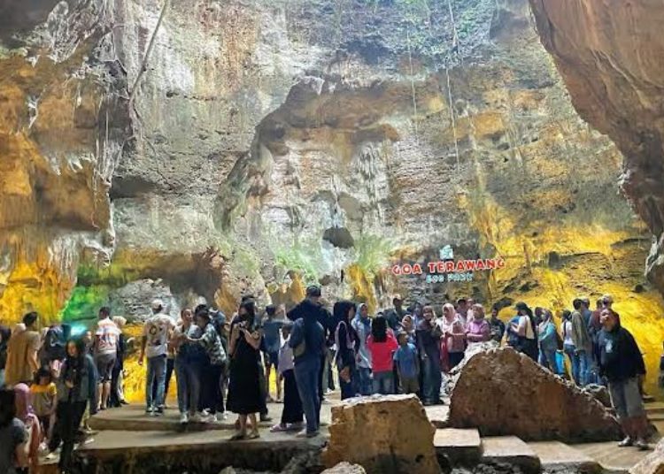 Spesial HUT ke-276 Blora, Warga Bisa Nikmati Diskon Tiket Wisata 25 RAMAI: Suasana wisatawan di Goa Terawang, Kabupaten Blora. (Dok. Pengelola Wisata Goa Terawang/Lingkarjateng.id)