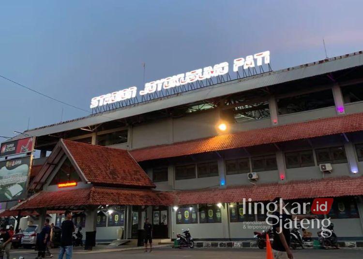 Stadion Joyokusumo Sumbang PAD Pati hingga 150 Persen, Segini Nilainya 25 POTRET: Tampak masyarakat beraktivitas di kawasan Stadion Joyokusumo, Kabupaten Pati. (Lingkarnews Network)