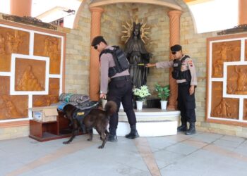 Subsatgas Pengamanan Tempat Ibadah Polres Kendal melakukan sterilisasi di Gereja Santo Antonius Padua, Kecamatan Kota Kendal, Rabu pagi, 24 Desember 2025. (Humas Polres Kendal/Lingkarjateng.id)