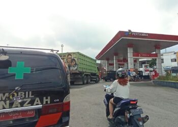 MENGULAR: Sejumlah kendaraan bermotor antre untuk mengisi BBM di salah satu SPBU di Salatiga, Sabtu, 20 Desember 2025. (Angga Rosa/Lingkarjateng.id)