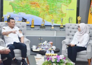 Gubernur Jawa Tengah Ahmad Luthfi dan Pimpinan Wilayah Perum Bulog Kanwil Jawa Tengah–DIY Sri Muniati saat audiensi di kantor gubernur pada Rabu, 24 Desember 2025. (Humas Pemprov Jateng)