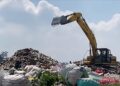 Alat berat beroperasi di TPA Blondo, Kecamatan Bawen, Kabupaten Semarang. (Hesty Imaniar/Lingkarjateng.id)
