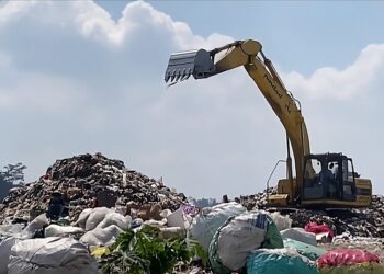 Alat berat beroperasi di TPA Blondo, Kecamatan Bawen, Kabupaten Semarang. (Hesty Imaniar/Lingkarjateng.id)