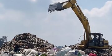 Alat berat beroperasi di TPA Blondo, Kecamatan Bawen, Kabupaten Semarang. (Hesty Imaniar/Lingkarjateng.id)