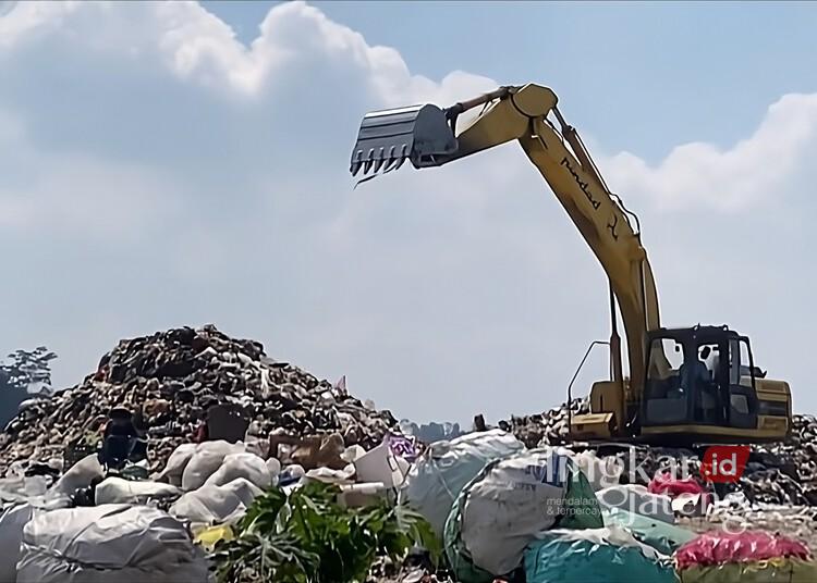Air Lindi TPA Blondo Semarang Disorot DPRD, Ini Respons Bupati Ngesti 25 Alat berat beroperasi di TPA Blondo, Kecamatan Bawen, Kabupaten Semarang. (Hesty Imaniar/Lingkarjateng.id)