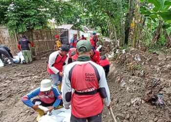 Pekerja dari Dinas Pekerjaan Umum Kota Semarang bersama warga membersihkan sisa tanggul jebol di alirasn Sungao Plumbon turut RT 06 RW 04, Kelurahan Mangunharjo, Kecamatan Tugu, Kota Semarang pada Kamis, 11 Desember 2025. (Syahril Muadz/Lingkarjateng.id)