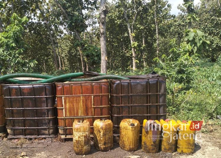 Perhutani Ungkap Fakta Penambangan Minyak Ilegal di Perbatasan Rembang-Blora 25 Wadah yang digunakan untuk menampung minyak dari penambangan sumur tua di kawasan hutan perbatasan Kabupaten Rembang-Blora. (Lingkarnews Network/Lingkarjateng.id)