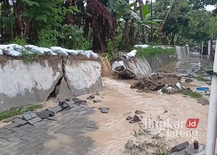 Sedimen Tinggi, Sejumlah Sungai di Kota Semarang Rawan Picu Banjir 25 Kondisi tanggul Sungai Plumbon di Kota Semarang yang jebol beberapa waktu lalu. (Syahril Muadz/Lingkarjateng.id)