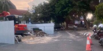 POTRET: Bekas lokasi tugu knalpot ikan bandeng di sebelah barat Alun-Alun Simpang Lima Kabupaten Pati dibongkar pada Minggu, 30 November 2025. (Lingkarnews Network/Lingkarjateng.id)