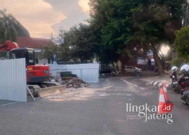 Tugu Knalpot Ikan Bandeng di Alun-Alun Simpang Lima Pati Dibongkar, Kenapa? 25 POTRET: Bekas lokasi tugu knalpot ikan bandeng di sebelah barat Alun-Alun Simpang Lima Kabupaten Pati dibongkar pada Minggu, 30 November 2025. (Lingkarnews Network/Lingkarjateng.id)