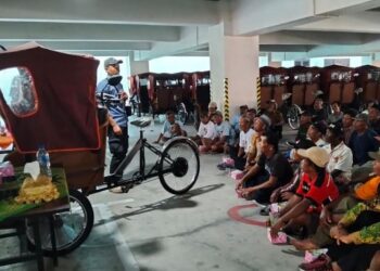 Puluhan tukang becak lanjut usia mengikuti pelatihan penggunaan becak listrik di kawasan Mal Pelayanan Publik (MPP) Purwodadi, Kabupaten Grobogan pada Selasa, 23 Desember 2025. (Dokumentasi untuk Lingkarjateng.id)