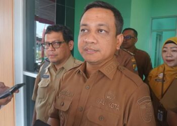 Wali Kota Pekalongan Achmad Afzan Arslan Djunaid memberikan keterangan kepada awak media usai menghadiri peresmian Gedung Kelurahan Sokoduwet, Senin, 22 Desember 2025. (Fahri Akbar/Lingkarjateng.id)