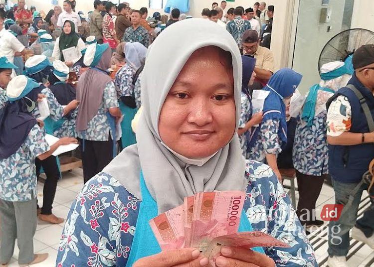 Upah Buruh Rokok di Kudus Naik Jadi Rp3,135 Juta Pada 2026 25 Salah satu buruh rokok di Kabupaten Kudus. (Fahtur Rohman/Lingkarjateng.id)