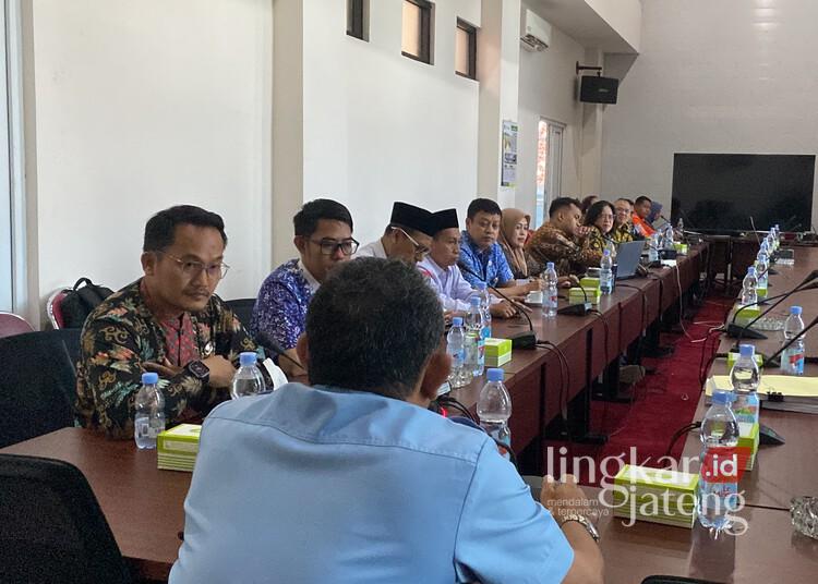 Dievaluasi DPRD Kudus, Tim Verifikator Jelaskan Proses Verval Data TKGS 25 DPRD Kudus saat menggelar rapat dengan Disdikporan dan UMK terkait proses verifikasi dan validasi data TKGS, Selasa, 2 Desember 2025. (Mohammad Fahtur Rohman/Lingkarjateng.id)