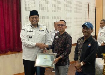 Wakil Bupati Jepara, M. Ibnu Hajar, menyerahkan penghargaan kepada wajib pajak di Gedung Shima, Rabu, 24 Desember 2025. (Tomi Budianto/Lingkarjateng.id)