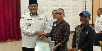 Wakil Bupati Jepara, M. Ibnu Hajar, menyerahkan penghargaan kepada wajib pajak di Gedung Shima, Rabu, 24 Desember 2025. (Tomi Budianto/Lingkarjateng.id)