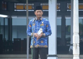 Wakil Bupati Batang, Suyono, saat memberi arahan dalam upacara peringatan HUT KORPRI dan DWP di halaman Pendopo Kabupaten Batang, Senin, 1 Desember 2025. (Humas Pemkab Batang/Lingkarjateng.id)