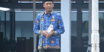 HUT KORPRI dan DWP, Wabup Batang Minta ASN Beri Pelayanan Berkualitas ke Masyarakat 10 Wakil Bupati Batang, Suyono, saat memberi arahan dalam upacara peringatan HUT KORPRI dan DWP di halaman Pendopo Kabupaten Batang, Senin, 1 Desember 2025. (Humas Pemkab Batang/Lingkarjateng.id)