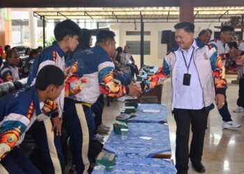 Wali Kota Salatiga, Robby Hermawan, memberikan semangat saat melepas para pegiat olahraga yang akan mengikuti FORDA Jateng di Pendopo Pakuwon, Kantor Setda Kota Salatiga, Rabu, 3 Desember 2025. (Prokompim Setda Salatiga/Lingkarjateng.id)