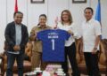 Wali Kota Semarang Agustina Wilujeng Pramestuti bersama CEO PSIS Datu Nova Fatmawati, Komisaris Fariz Julinar Maurisal, serta Ketua suporter Panser Biru Wareng, di Ruang Rapat Wali Kota Semarang pada Senin malam, 15 Desember 2025. (Humas Pemkot Semarang/Lingkarjateng.id)