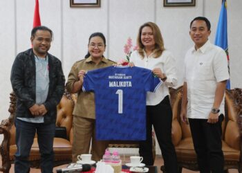 Wali Kota Semarang Agustina Wilujeng Pramestuti bersama CEO PSIS Datu Nova Fatmawati, Komisaris Fariz Julinar Maurisal, serta Ketua suporter Panser Biru Wareng, di Ruang Rapat Wali Kota Semarang pada Senin malam, 15 Desember 2025. (Humas Pemkot Semarang/Lingkarjateng.id)
