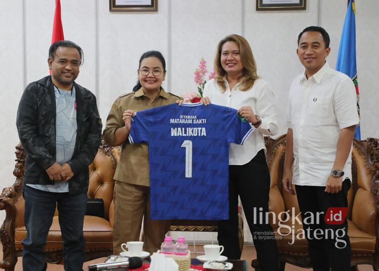 Dukung Manajemen Baru PSIS, Wali Kota Semarang Siapkan Kerja Sama Strategis 25 Wali Kota Semarang Agustina Wilujeng Pramestuti bersama CEO PSIS Datu Nova Fatmawati, Komisaris Fariz Julinar Maurisal, serta Ketua suporter Panser Biru Wareng, di Ruang Rapat Wali Kota Semarang pada Senin malam, 15 Desember 2025. (Humas Pemkot Semarang/Lingkarjateng.id)