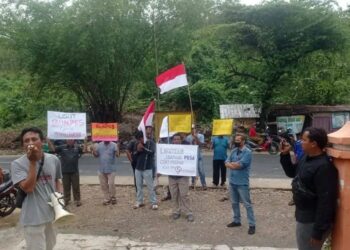 DEMO: Sejumlah warga Desa/Kecamatan Sukolilo, Kabupaten Pati demo menuntut transparansi dana desa pada Kamis, 11 Desember 2025. (Lingkarnews Network)