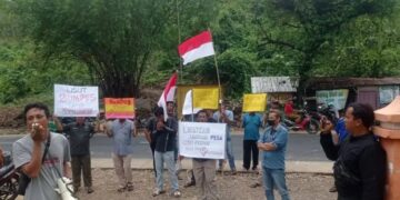 Warga Sukolilo Pati Demo Kades Tuntut Transparasi Dana Desa 15 DEMO: Sejumlah warga Desa/Kecamatan Sukolilo, Kabupaten Pati demo menuntut transparansi dana desa pada Kamis, 11 Desember 2025. (Lingkarnews Network)