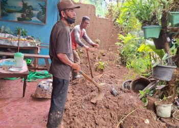 Warga Terdampak Banjir Proyek Tanah Uruk di Semarang Tuntut Tanggung Jawab 25 Warga membersihkan material longsoran material proyek tanah uruk Dusun Daleman, Desa/Kecamatan Tuntang, Kabupaten Semarang pada Rabu, 31 Desember 2025. (Hesty Imaniar/Lingkarjateng.id)