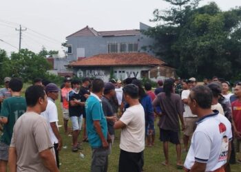 AKSI DAMAI: Warga Desa Bandungrejo, Kecamatan Kalinyamatan, Kabupaten Jepara dalam aksi damai di Lapangan Pandean pada Rabu, 3 November 2025. (Tomi Budianto/Lingkarjateng.id)