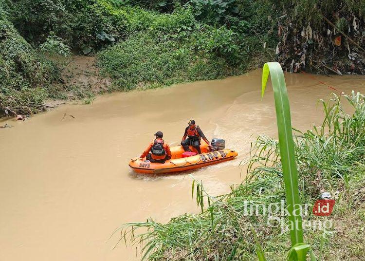 8 Anak Tenggelam di Sungai Lusi Blora, 5 Belum Ditemukan 25 Tim BPBD Blora menyusuri Sungai Lusi dalam pencarian proses korban, Kamis, 11 Desember 2025. (Eko Wicaksono/Lingkarjateng.id)