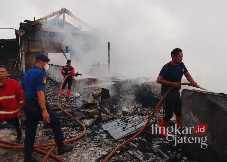 Kebakaran Toko Material dan Penggilingan Padi di Demak, Kerugian Rp1,4 Miliar 25 Petugas Pemadam Kebakaran saat melakukan pemadaman sisa sisa api yang membakar toko material dan penggilingan padi di Desa Kramat RT 02 RW 01, Kecamatan Dempet, Kabupaten Demak, Senin, 22 Desember 2025. (Burhanuddin Aslam/Lingkarjateng.id)