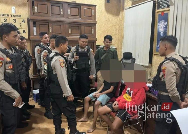 Gerombolan Remaja Diduga Gangster Beraksi di Jalan Pati-Kayen, 2 Ditangkap 25 Dua remaja yang sempat ditangkap warga diamankan di Polresta Pati usai melakukan aksi di Jalan Pati-Kayen, tepatnya Desa Karaban, Kecamatan Gabus, pada Minggu malam, 7 Desember 2025. (Dok. Polresta Pati/Lingkarjateng.id)