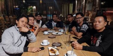TECHNICAL MEETING: Panitia penyelenggara moci bareng di Guci usai rapat koordinasi untuk mematangkan acara di salah satu cafe di daerah Tegal, Jawa Tengah beberapa waktu lalu. (Dok. Pribadi/Lingkarjateng.id)