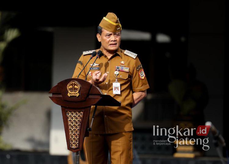 Catat Capaian Positif di 2025, Gubernur Jateng Minta ASN Genjot Kinerja pada 2026 25 Gubernur Jateng Ahmad Luthfi saat memimpin apel pagi di Halaman Kantor Gubernur Jawa Tengah, Senin, 29 Desember 2025. (Humas Pemprov Jateng/Lingkarjateng.id)